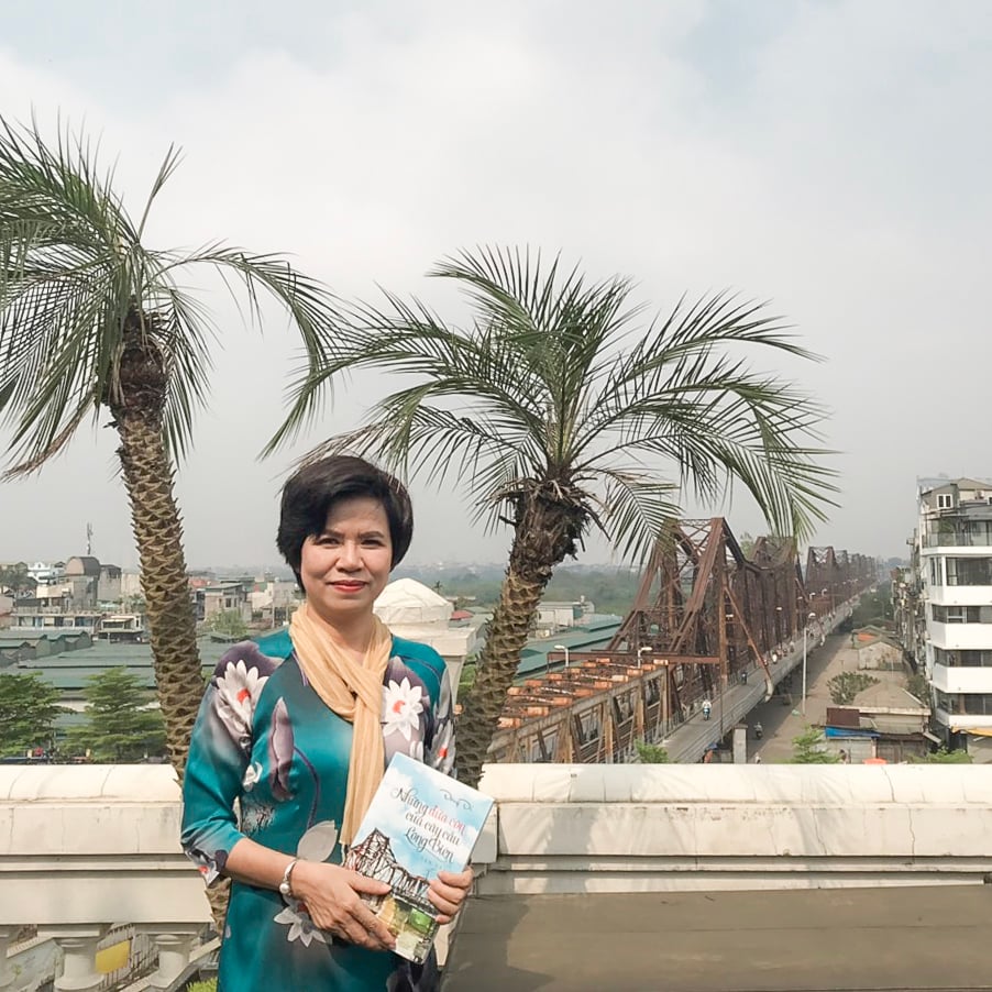 Dưới chân cầu Long Biên